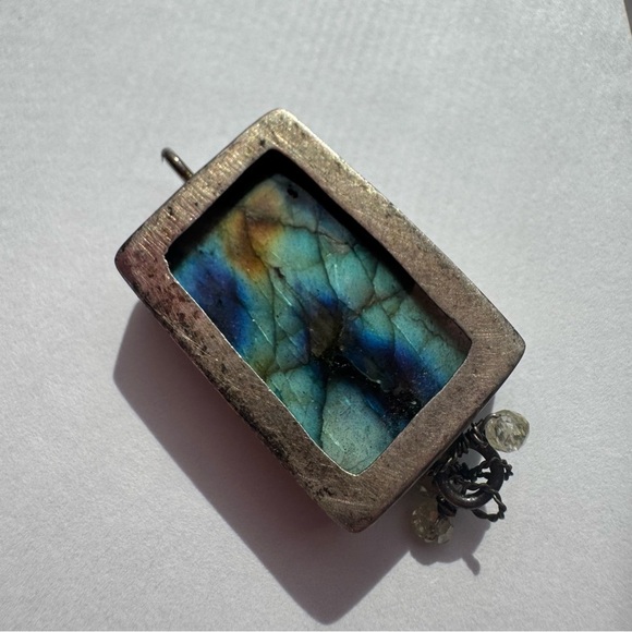 Labradorite Silver Pendant – Vintage-Inspired Handmade Gemstone - Picture 5 of 7